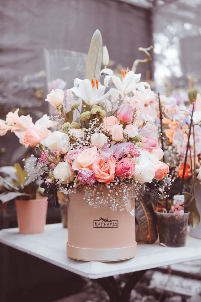 Zijden bloemen combineren met natuurlijke elementen